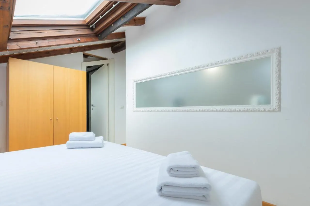 Appartamento Loft Artigianale: Design In Legno E Terrazzo Panoramico Su Milano Italia