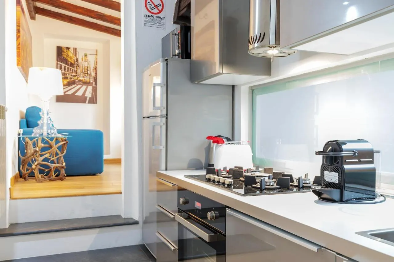Appartamento Loft Artigianale: Design In Legno E Terrazzo Panoramico Su Milano 0*,  Italia
