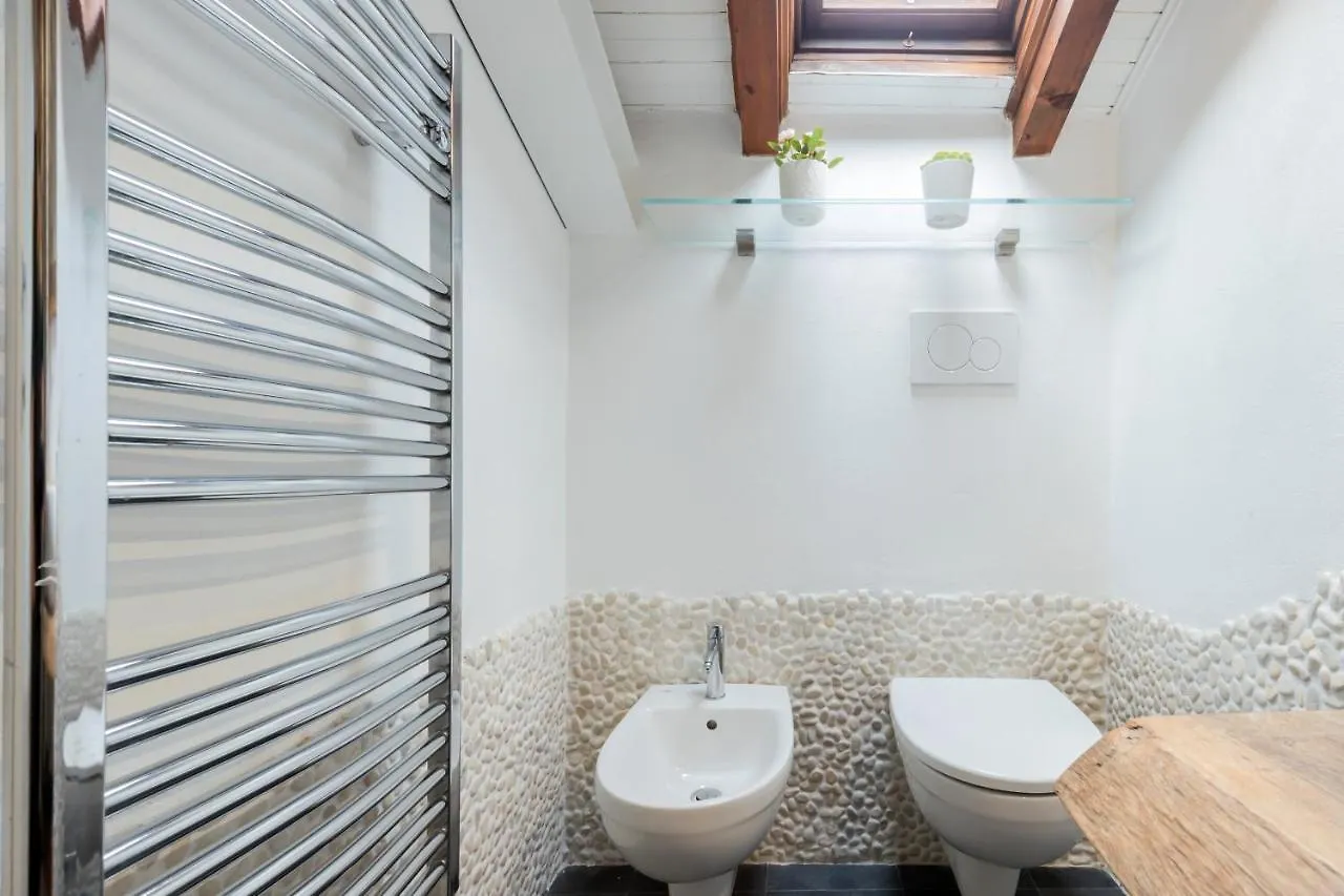 Appartamento Loft Artigianale: Design In Legno E Terrazzo Panoramico Su Milano