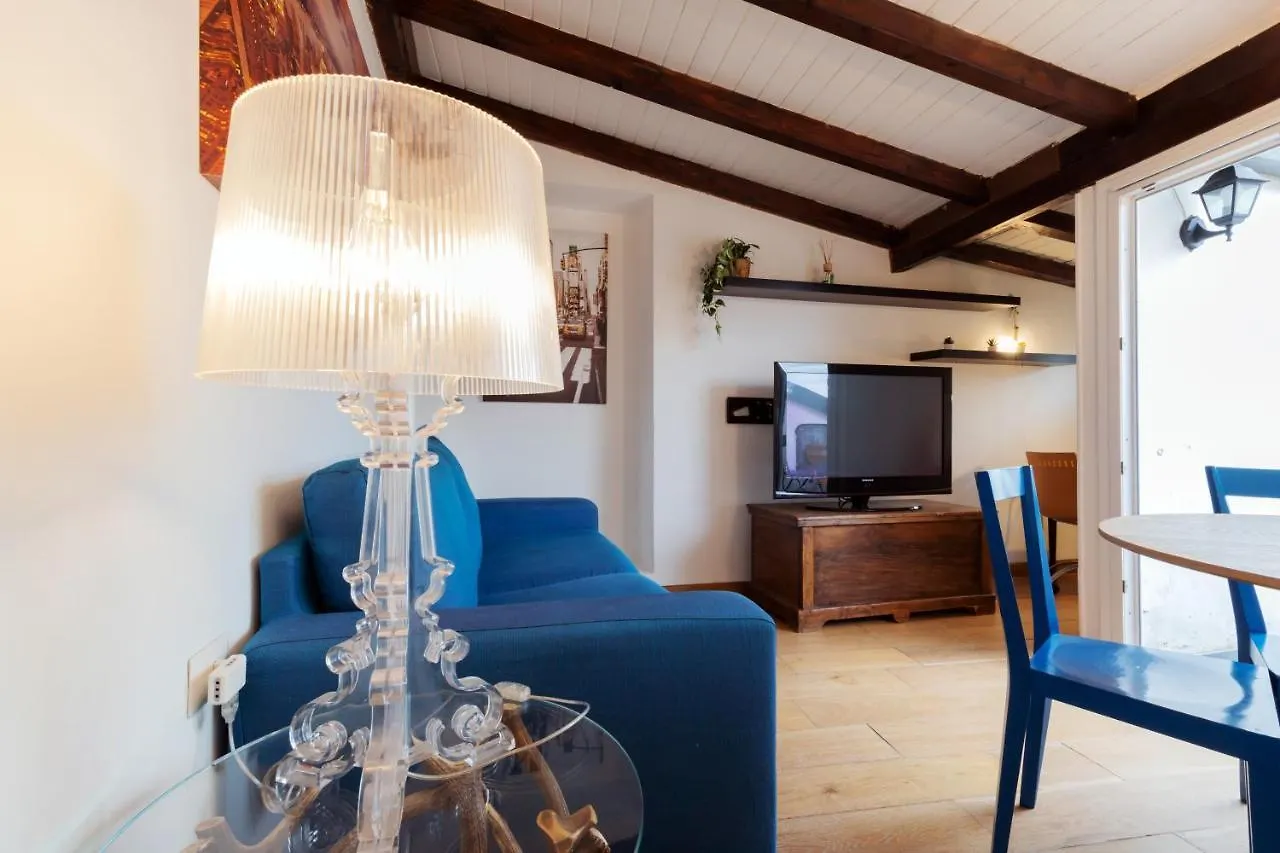 Appartamento Loft Artigianale: Design In Legno E Terrazzo Panoramico Su Milano