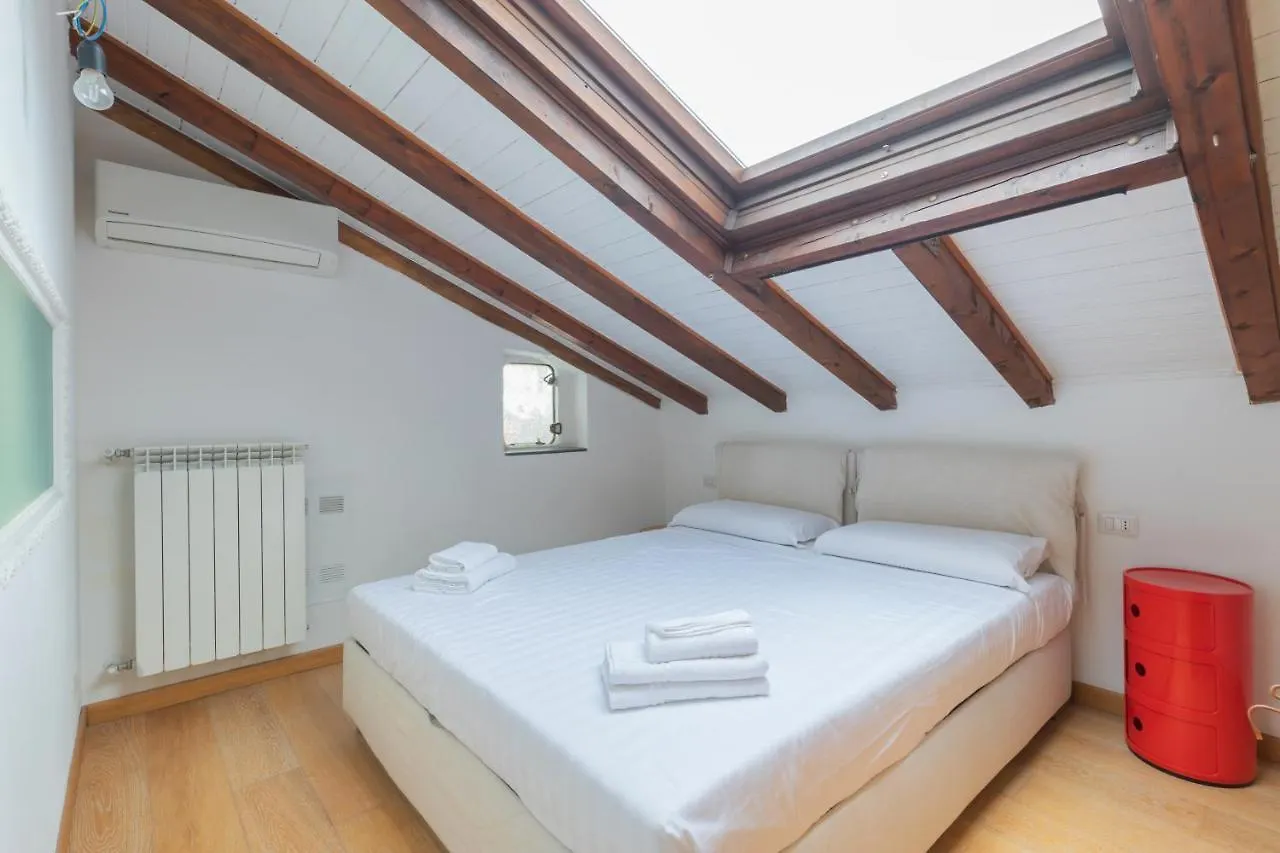 Appartamento Loft Artigianale: Design In Legno E Terrazzo Panoramico Su Milano