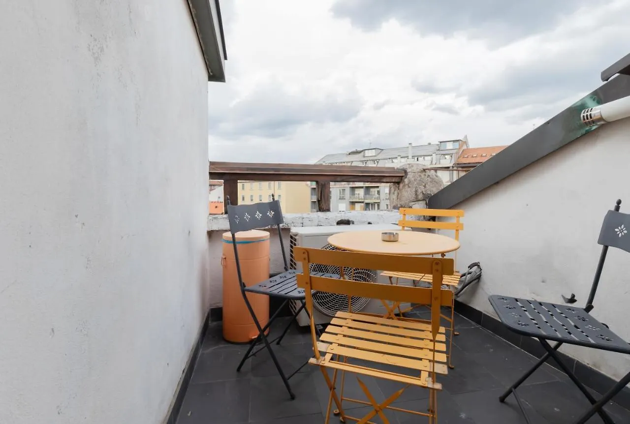 Appartamento Loft Artigianale: Design In Legno E Terrazzo Panoramico Su Milano Italia