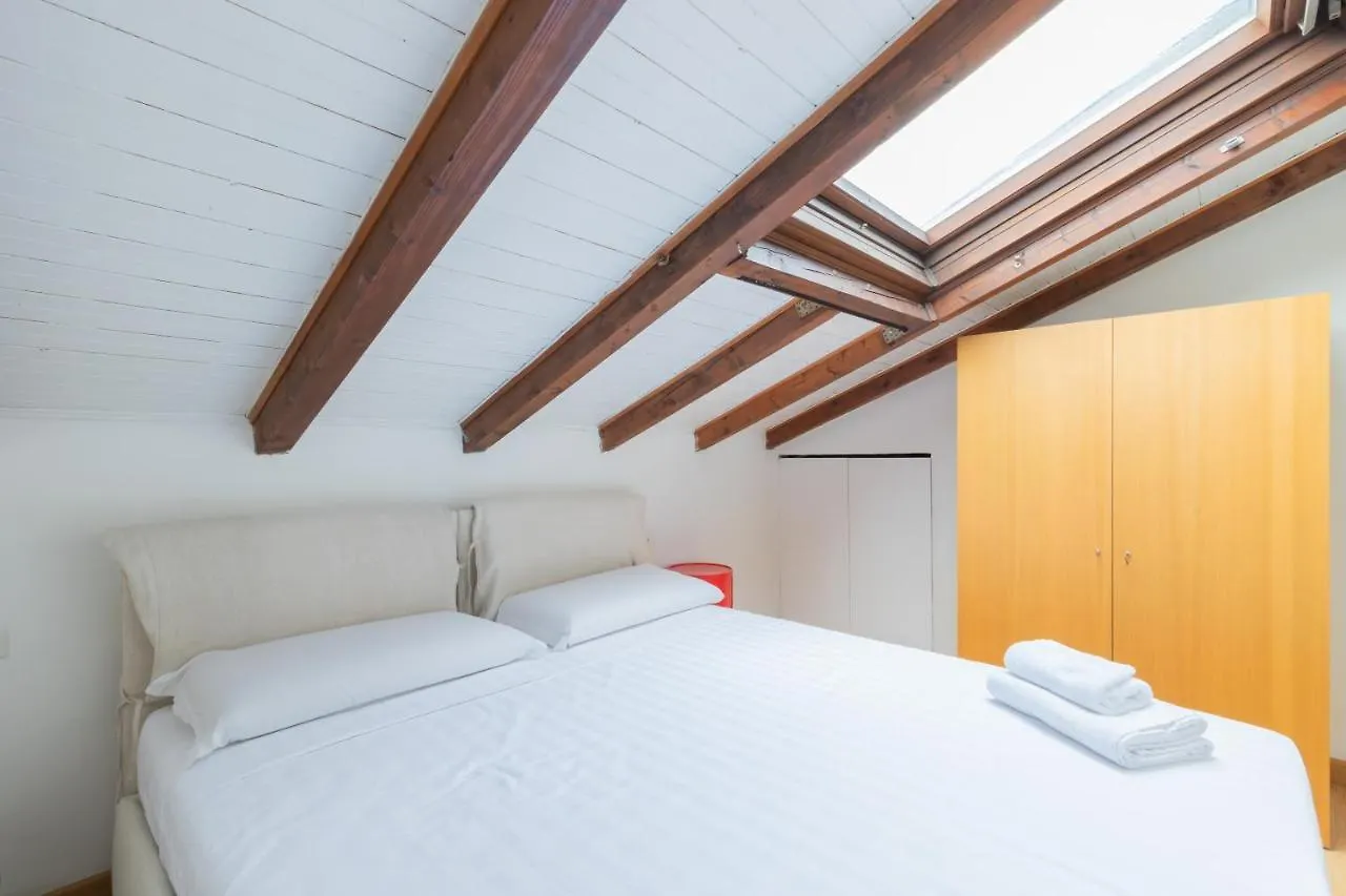 Loft Artigianale: Design In Legno E Terrazzo Panoramico Su Milano Apartment 0*, Milan Italy