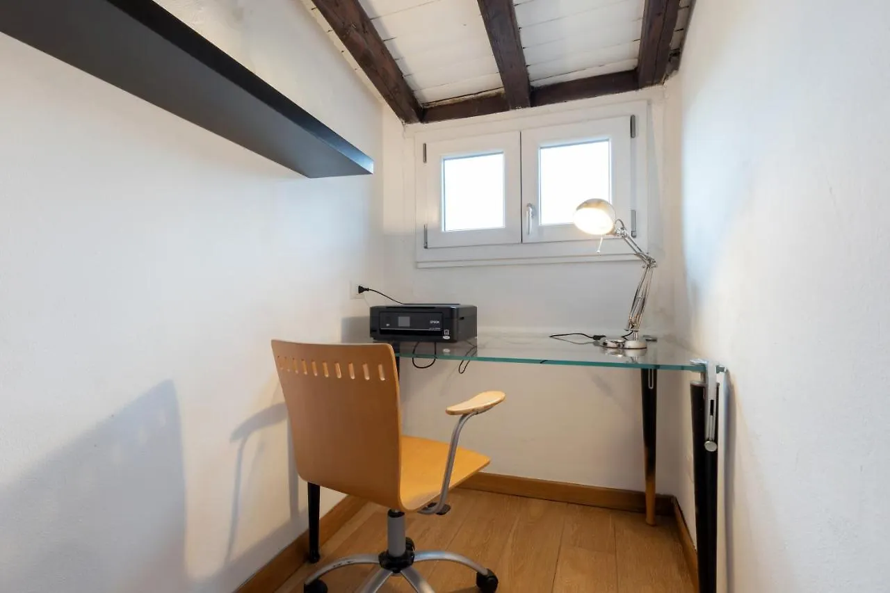 Loft Artigianale: Design In Legno E Terrazzo Panoramico Su Milano Apartment Italy