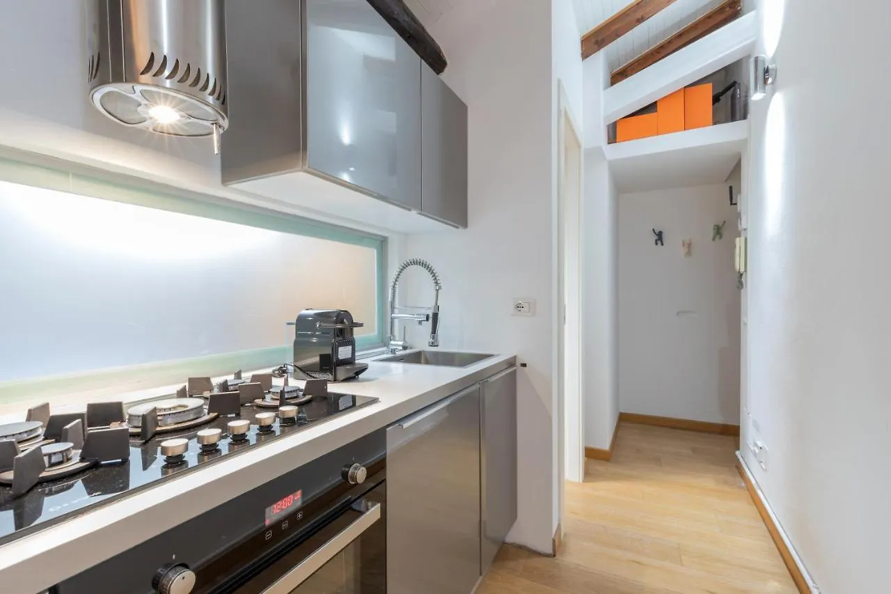 Loft Artigianale: Design In Legno E Terrazzo Panoramico Su Milano Apartment  Milan
